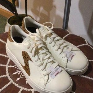 Woman’s sketcher’s